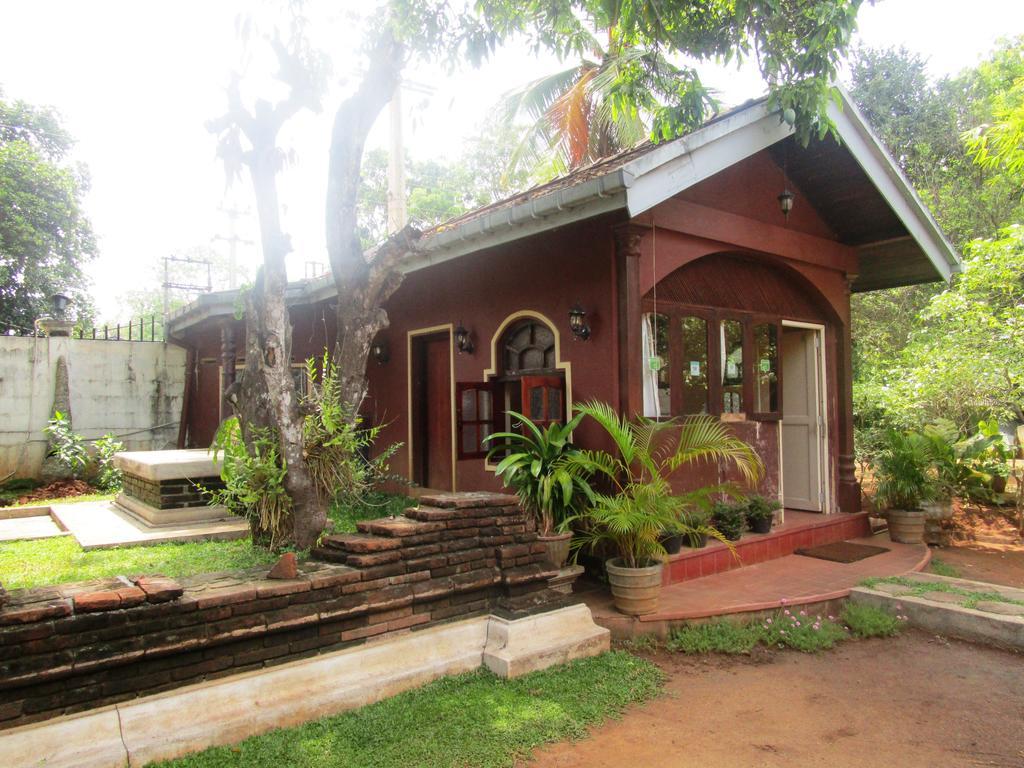 Hotel Shalini Anuradhapura Exterior photo