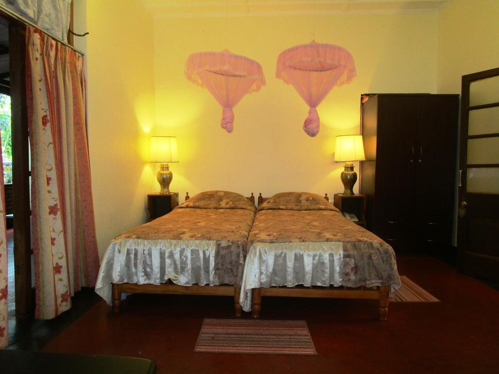Hotel Shalini Anuradhapura Room photo