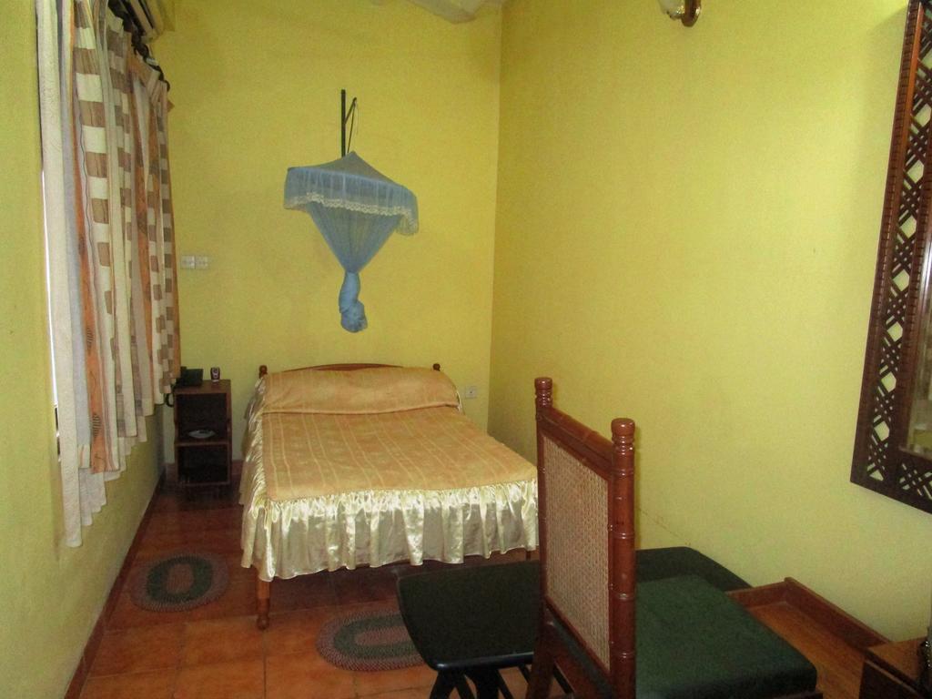 Hotel Shalini Anuradhapura Room photo
