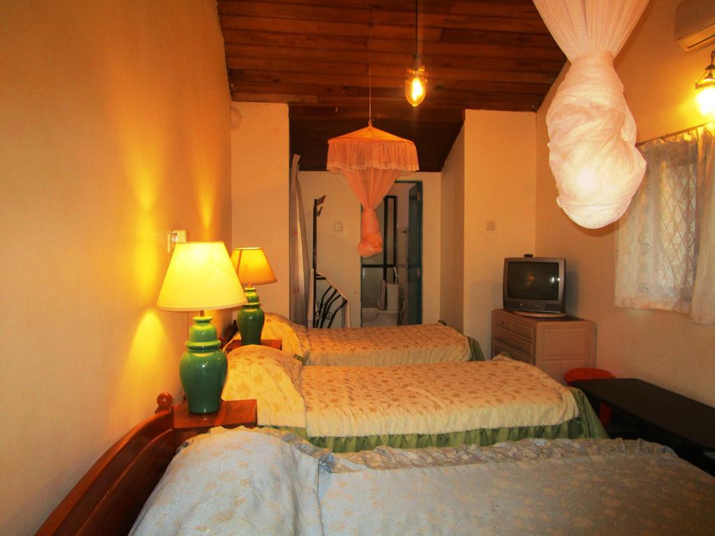Hotel Shalini Anuradhapura Room photo