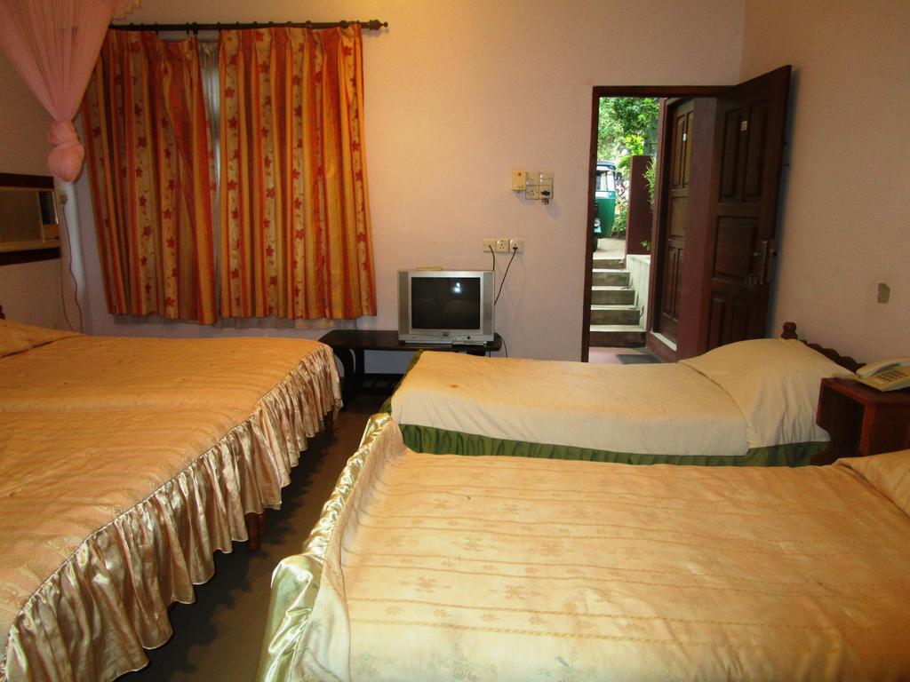 Hotel Shalini Anuradhapura Room photo