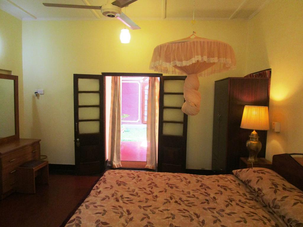 Hotel Shalini Anuradhapura Room photo