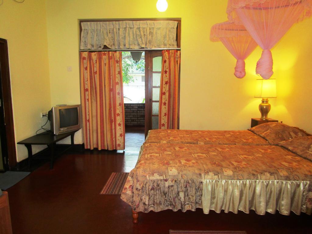 Hotel Shalini Anuradhapura Exterior photo