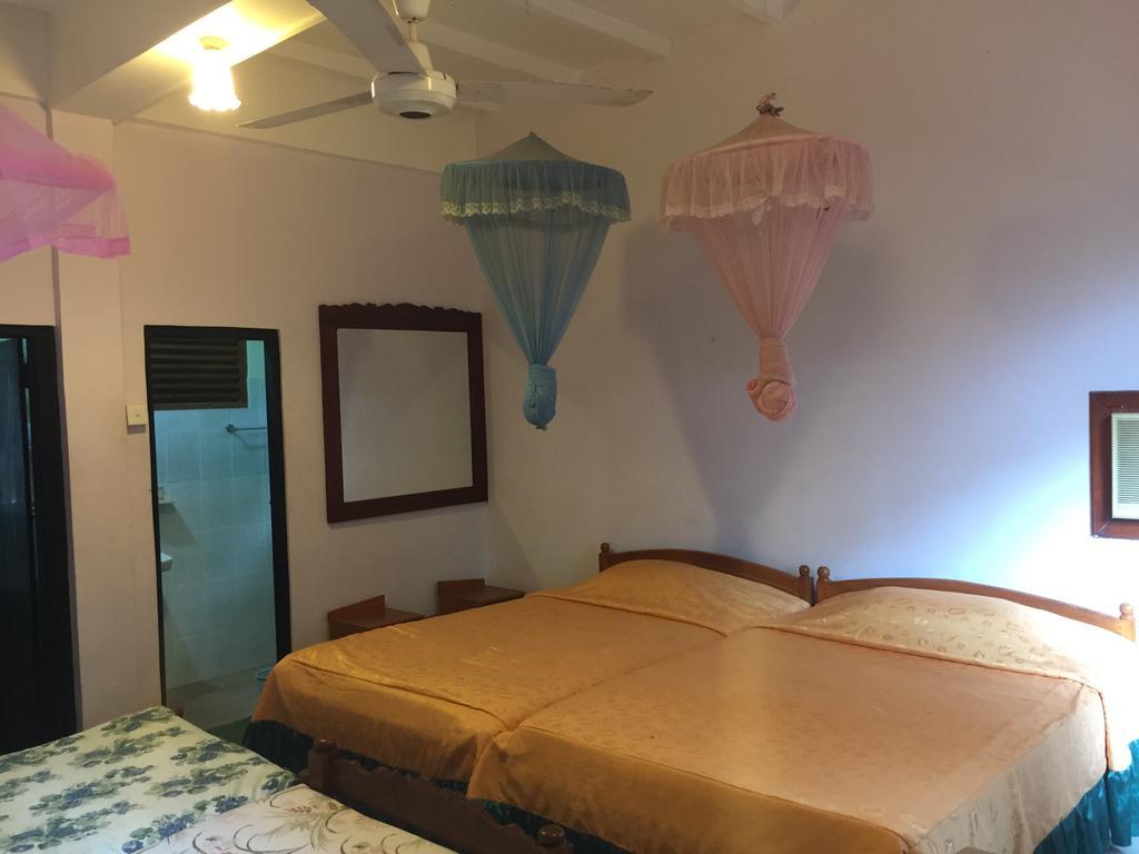 Hotel Shalini Anuradhapura Exterior photo
