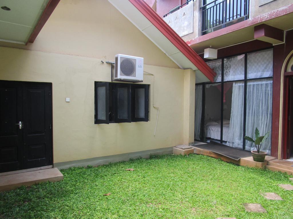 Hotel Shalini Anuradhapura Exterior photo
