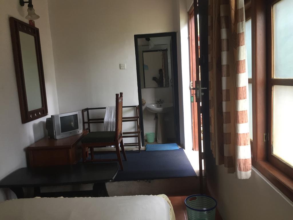 Hotel Shalini Anuradhapura Exterior photo