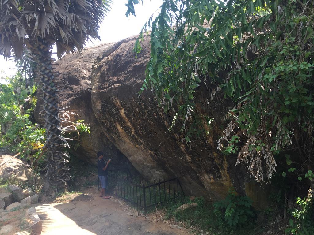 Hotel Shalini Anuradhapura Exterior photo